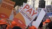 Médicos residentes protestan frente a Downing Street para reclamar mejoras salariales