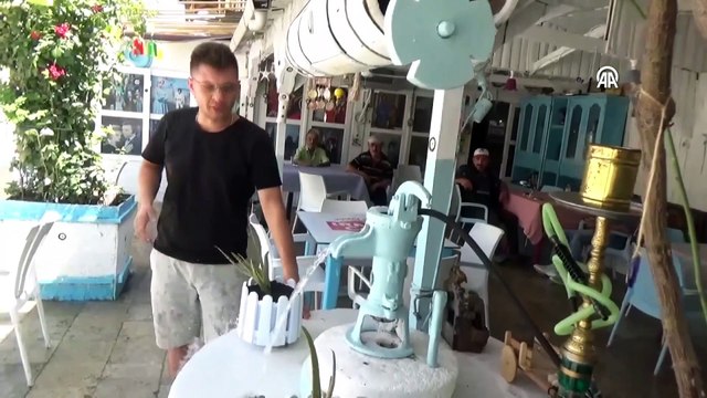 Bu kahvehanenin içinden su kanalı geçiyor