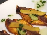 Anchoas en chip de boniato con crema de aguacate y mango