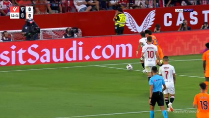 فالنسيا يقتنص فوزاً مثيراً من مضيفه إشبيلية