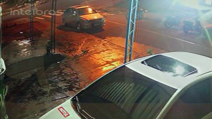 Câmera flagra colisão entre moto e caminhonete no Santa Cruz