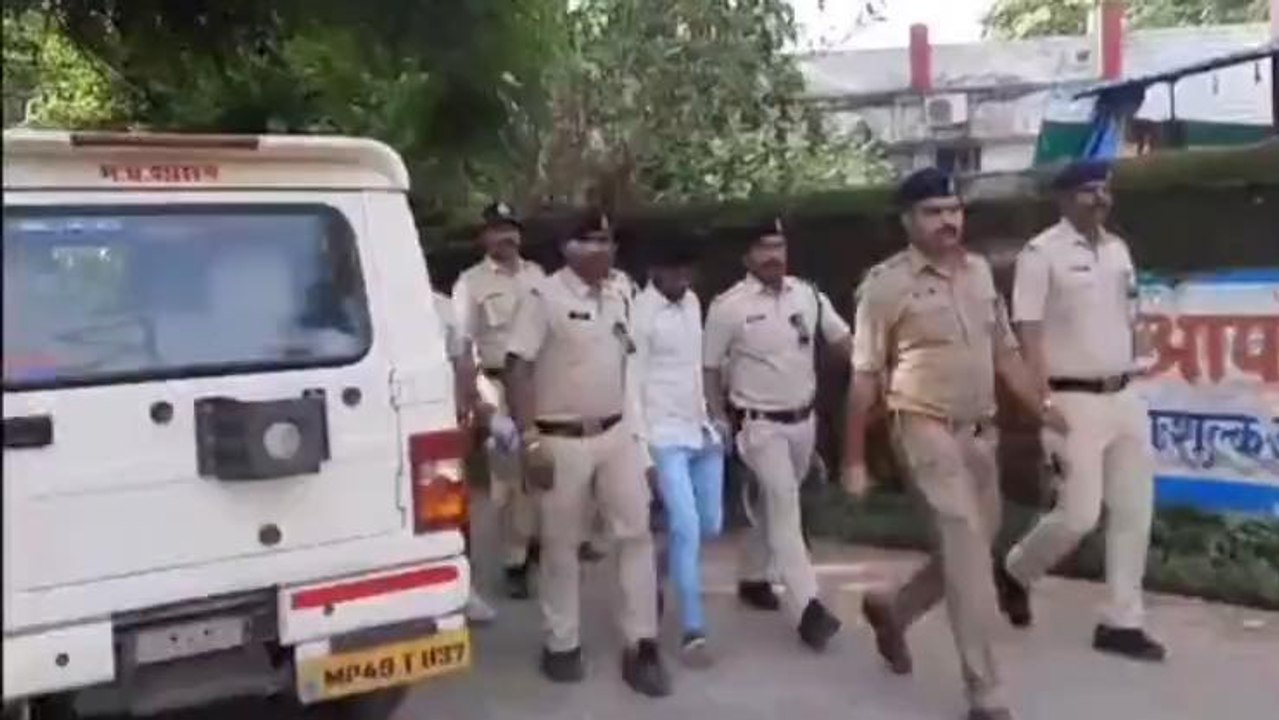 नरसिंहपुर: फायरिंग करने का मामला, आरोपी का पुलिस ने निकाला जुलूस