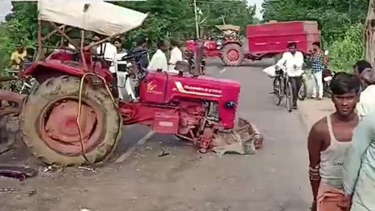 छतरपुर: ट्रैक्टर और टेंपो की टक्कर, आधा दर्जन लोग घायल