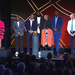 Tony Parker reçoit sa bague et sa veste du Hall Of Fame