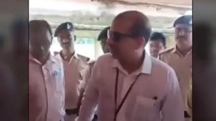 "प्रिंसिपल काम कर रहा है और तुम खड़े हो इडियट" स्कूल निरीक्षण के दौरान टीचर पर भड़के IAS केके पाठक