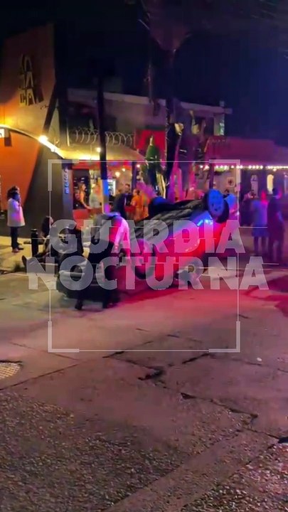 #Preliminar Un vehículo volcado y dos personas lesionadas, es el saldo de un aparatoso choque suscitado en calles de la colonia Prados Tepeyac de Zapopan #GuardiaNocturna
