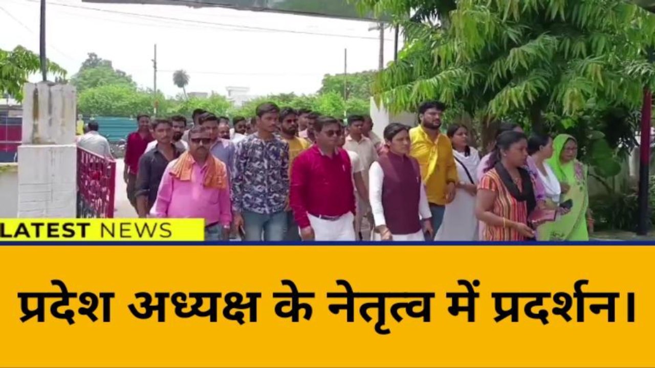 शाहजहांपुर: कार्यकर्ता पर मुकदमा दर्ज होने से गुस्साए गौ रक्षकों ने किया प्रदर्शन