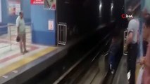 Ankara'da Metro Raylarına Giren Kedi Kurtarıldı