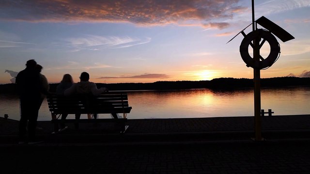 Zachód słońca nad urokliwym Jeziorem Charzykowskim