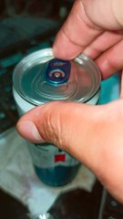 abriendo una lata de cerveza michelob ultra bien fria en la oficina ideal para el calor