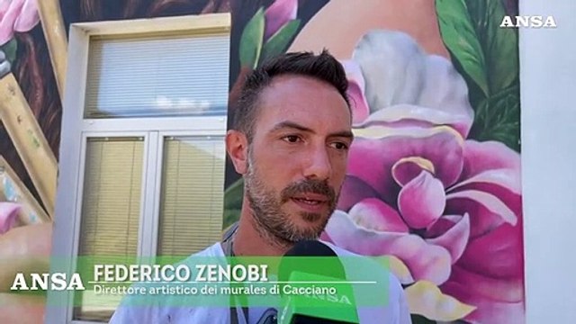 Marche, a Cacciano nel borgo dei murales: turisti da tutta Europa