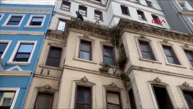 Beyoğlu'nda binadan kopan betonlar düştü, yoldan geçenler kıl payı kurtuldu