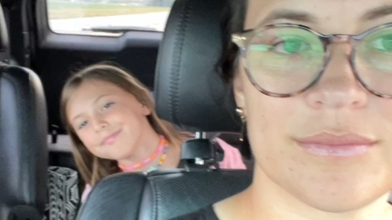 Military family goes airport to welcome the soldier from his 6-month deployment