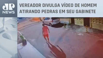 Carlos Bolsonaro registra denúncia no RJ por ameaça contra ele e seu pai