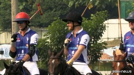 Il principe Harry torna in sella e gioca a polo