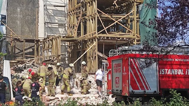 Kuruçeşme’de tadilat yapılan binada çökme