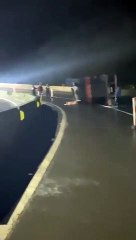 Caminhão tomba e interdita BR-376