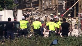 Beşiktaş'ta ahşap binanın duvarı çöktü, bir kişi altında mahsur kaldı