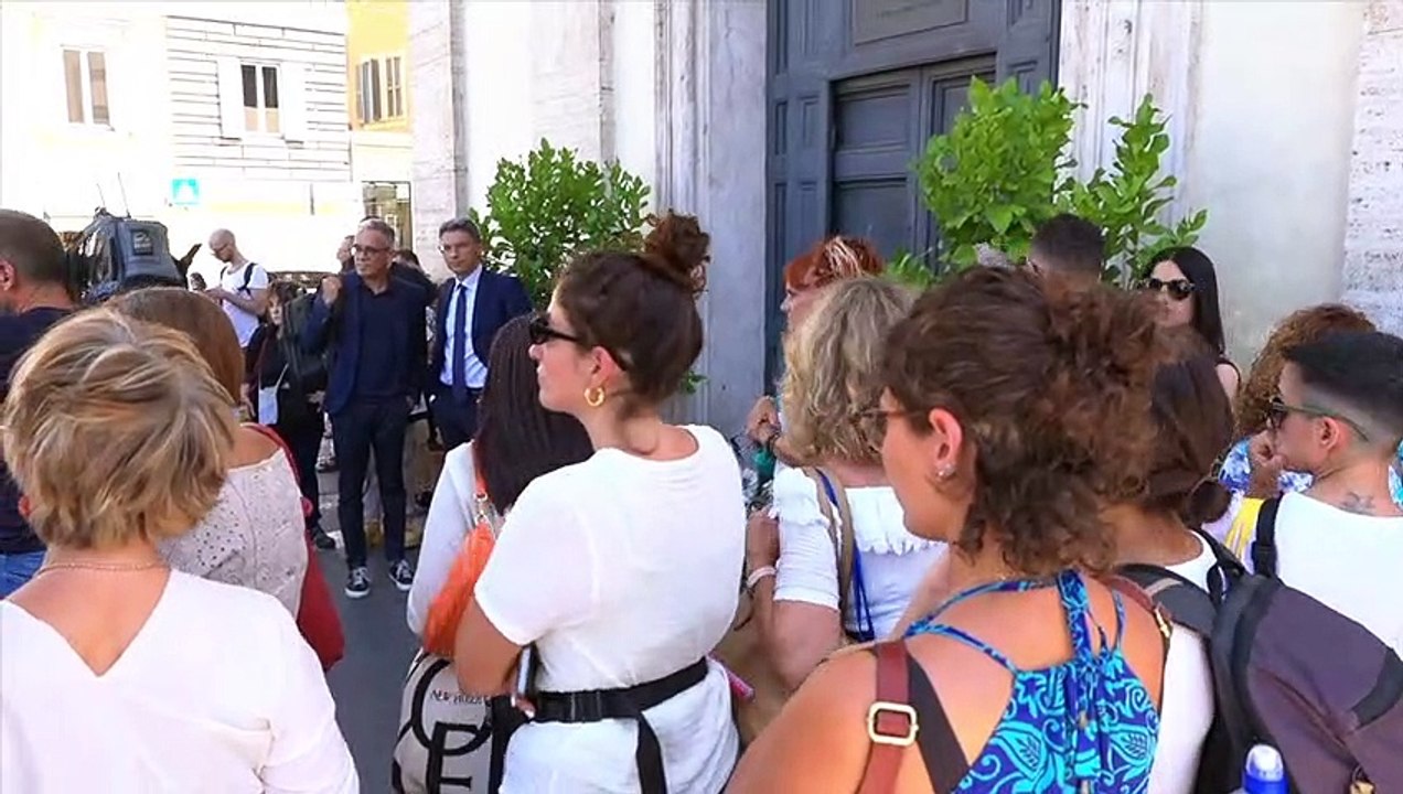 Funerali Michela Murgia, l'arrivo di Schlein e le voci dalla folla