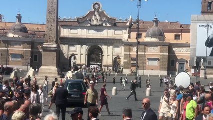 Funerali Michela Murgia, oltre cinque minuti di applausi all'arrivo del feretro