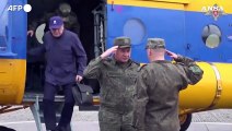 Il ministro della Difesa russo Shoigu ispeziona i soldati schierati nell'Artico
