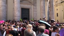 Michela Murgia, fuori dalla chiesa si segue il funerale con il cellulare in silenzio