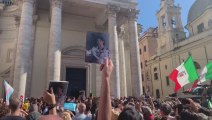 Michela Murgia, la folla fuori dalla Chiesa degli Artisti canta 'Bella ciao' - Video