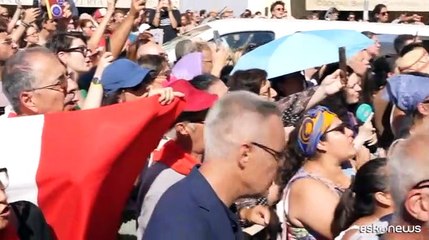 La gente canta "O bella ciao" ai funerali di Michela Murgia