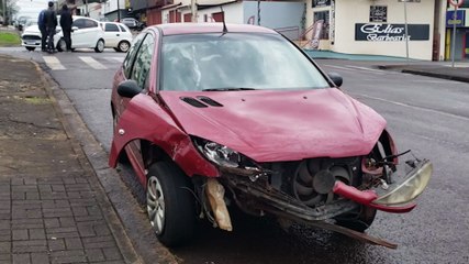 Peugeot e Ford se envolvem em colisão na Rua Jorge Lacerda