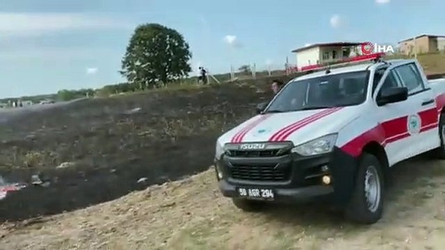 L'incendie qui s'est déclaré dans le quartier Kapaklı de Tekirdağ a transformé la prairie en cendres