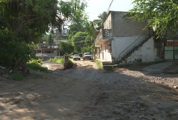 Conductores en riesgo por utilizar arroyo como calle