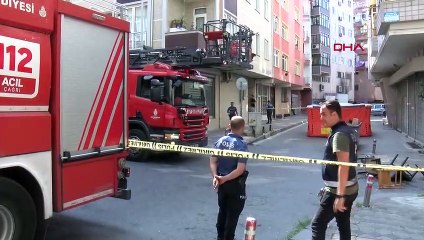 Une personne souffrant de problèmes psychologiques à GÜNGÖREN jette des objets ménagers depuis son balcon