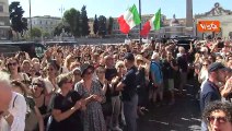 Addio a Michela Murgia, la folla fuori dalla Chiesa canta 