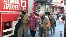 Güngören'de sinir krizi geçiren kişiyi özel harekat polisleri gözaltına aldı