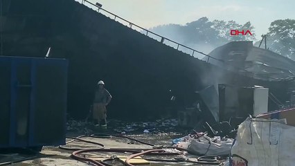 Incendie dans l'entrepôt de ferraille d'Izmir Buca