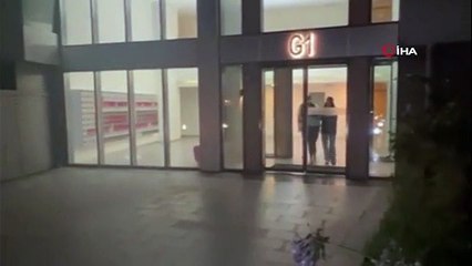 Evin balkonunda silahla rastgele ateş eden kadın yakalandı