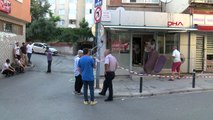 Kadıköy'de Otomobil Berber Dükkanına Girdi: 4 Yaralı