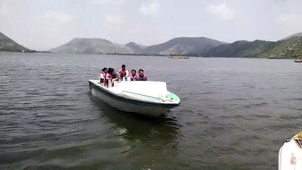 बोटिंग के लिए पर्यटकों की उमड़ी भीड़