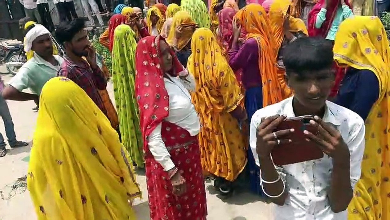 विधायक कर रहा था सडक़ों का शिलान्यास, दो पक्ष आपस में भिड़े .... देखे वीडियो ....