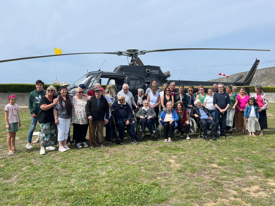 Centenaires, ils passent leur baptême de l'air en hélicoptère