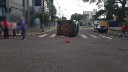 Colisão seguida de tombamento é registrada no Centro