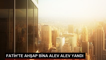 Fatih'te 2 Katlı Ahşap Binada Yangın Çıktı
