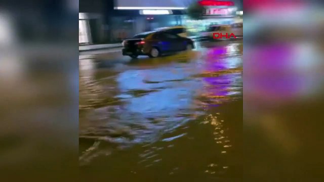 Une conduite d'eau a explosé dans la rue principale de Düzce, la route s'est effondrée