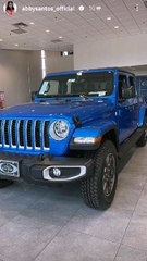 La hondureña Abby Santos presume autos de lujo en sus redes