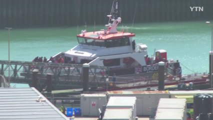 영불해협 건너던 이주민 보트 전복...6명 사망 / YTN