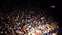 Des milliers de personnes se sont rassemblées pour assister à la pluie de météores des Perséides