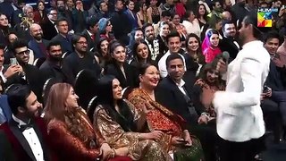_'_Funny_Banter_With_Front_Row_Celebrities_At_The_HUM_21st_Lux_Style_Awards!_#HUMTV(360p)