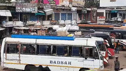 बस स्टैंड पर बसों के आसपास हाथ ठेलों का जमावड़ा