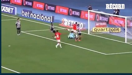 ¡INSOLITO!  Arquero del Botafogo regala un gol