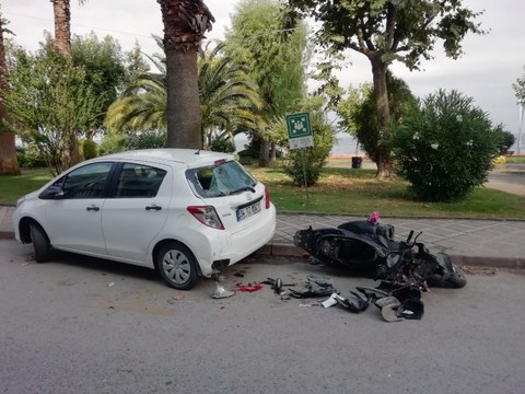 Park halindeki otomobile çarpan motosikletin sürücüsü yaralandı